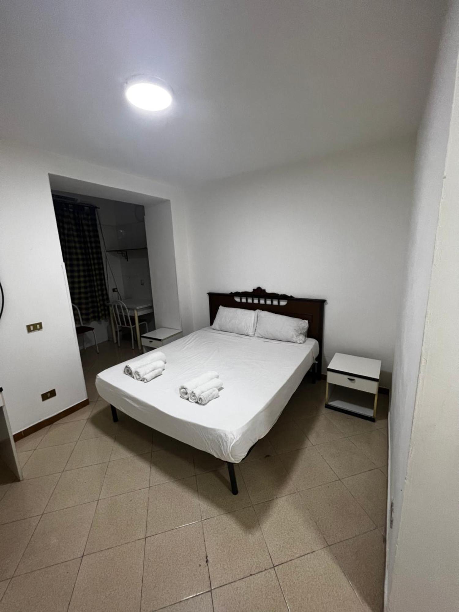 1 Room Apartment Near By Central Train Station Палермо Екстериор снимка
